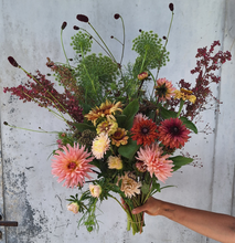 Lade das Bild in den Galerie-Viewer, Mittwoch Blumengruß - üppiger Blumenbund per Post