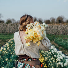 Lade das Bild in den Galerie-Viewer, Frühling im Quartett – Narzissen, Anemonen, Ranunkeln & Pfingstrose