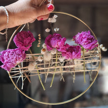Lade das Bild in den Galerie-Viewer, Sommerblumen & Dolce Vita | Trockenblumenkranz weben mit Aperol Spritz