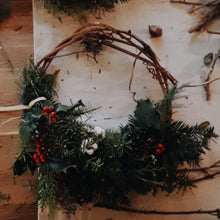 Lade das Bild in den Galerie-Viewer, Adventskränzeln im Glashaus
